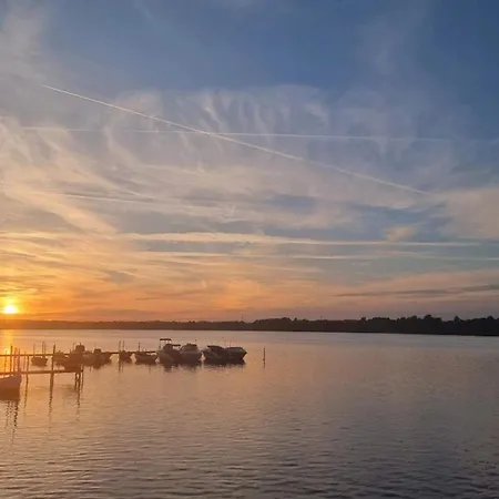 6 Person On A In Appartamento