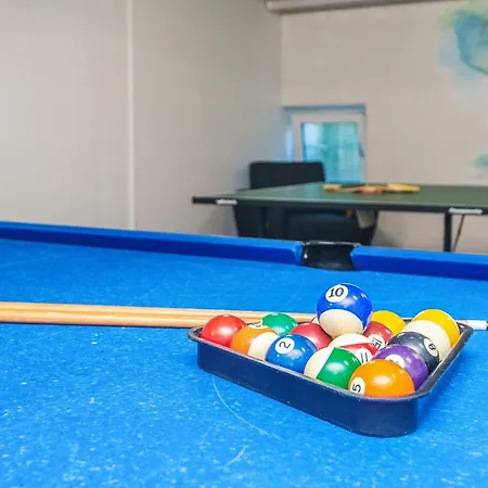 6 Person On A In Appartamento *