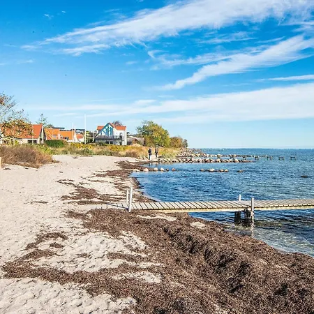 6 Person On A In Appartamento