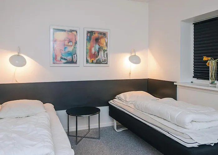 6 Person On A In Apartment *